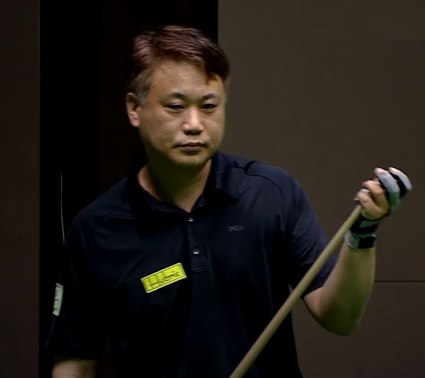 PBA 프로당구 김동석 당구선수가 마트티네스와의 경기중에 득점을 하고 다음 스트로크를 위해 자신의 당구큐에 초크칠을 하면서 다음번에 칠 공을 설계하는 모습