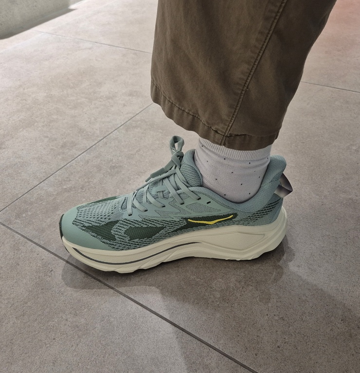 발가락이 편안한 호카 챌린저 8 와이드 실착 사진