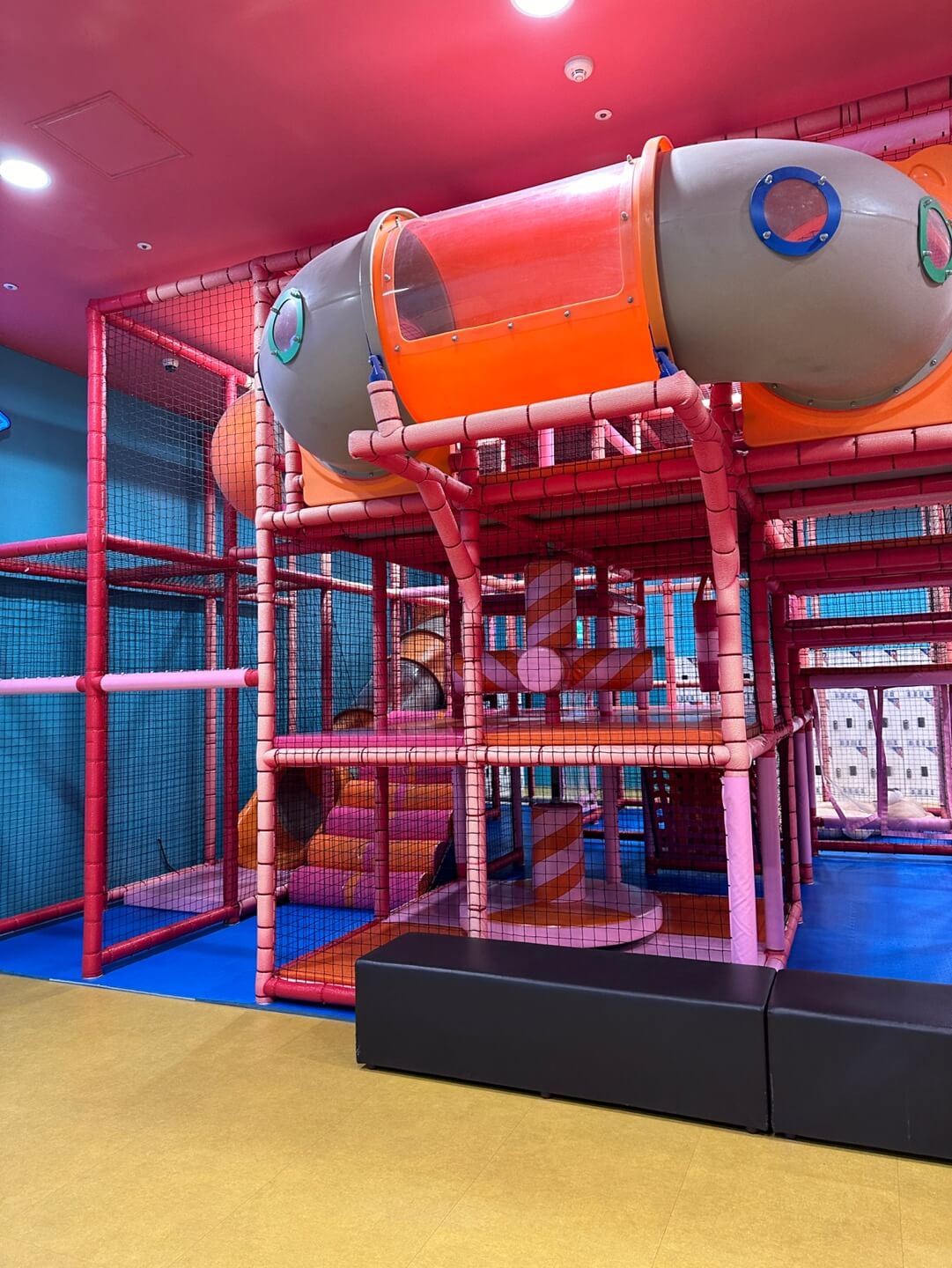 하이브 패밀리 테마파크 실내 놀이터 정글짐 모습