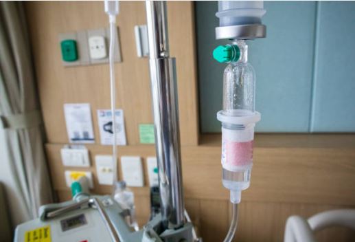병원의 수액이 걸려있는 사진