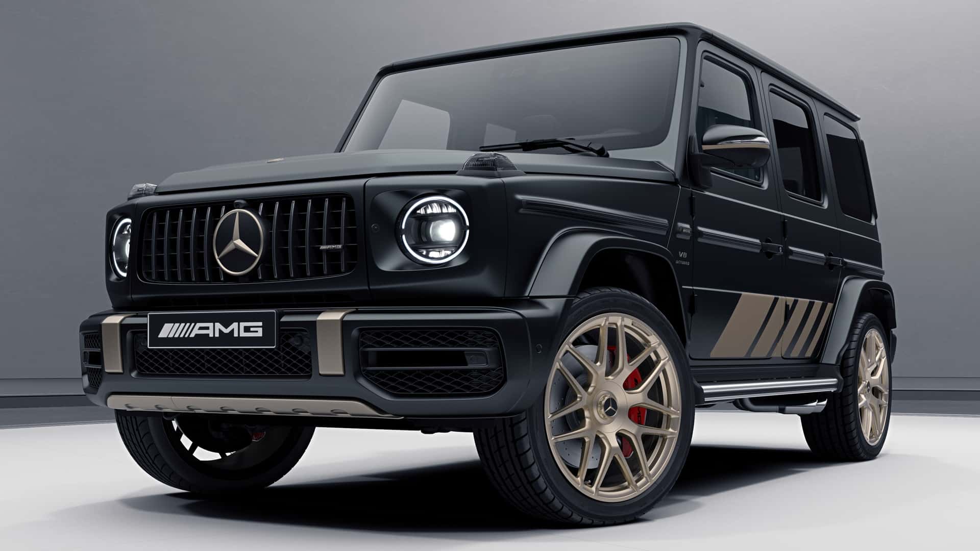 메르세데스-AMG가 블랙과 골드로 꾸며진 한정판 AMG G63 그랜드 에디션을 공개했다.
