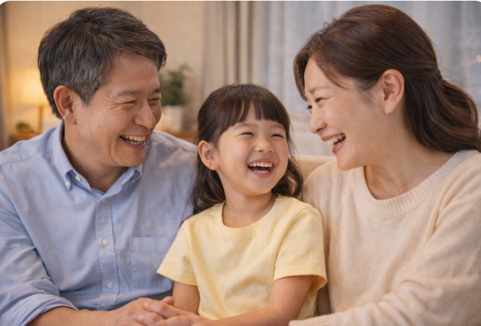 자녀와 함께 웃고 있는 부모의 모습, 행복한 가정의 따뜻한 분위기