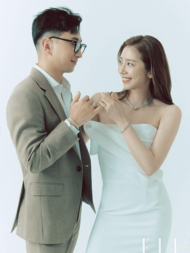 손담비(오른쪽)와 이규혁(왼쪽)이 새끼손가락을 걸고 서로를 웃으며 바라보고 있다