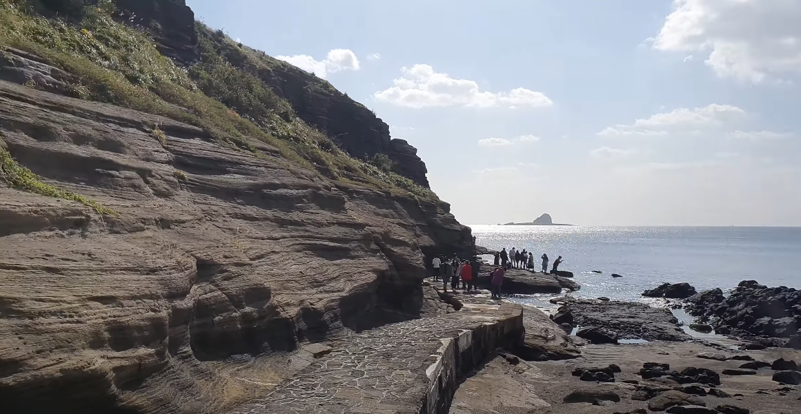 지층이 고스란히 보이는 용머리 해안의 암벽