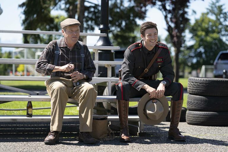 미국 경찰과 노인이 앉아 있는 모습