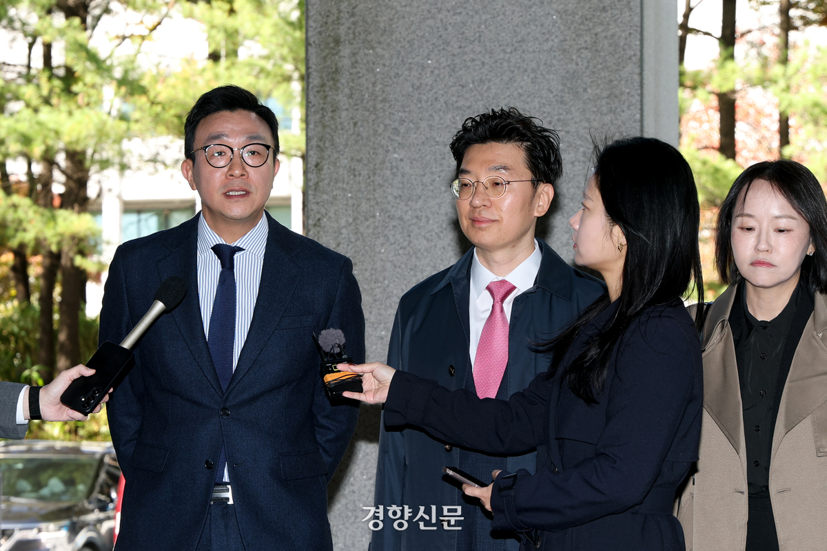 김건희 추가 구속영장 심문에 출석하기 전 입장을 밝히는 변호인단