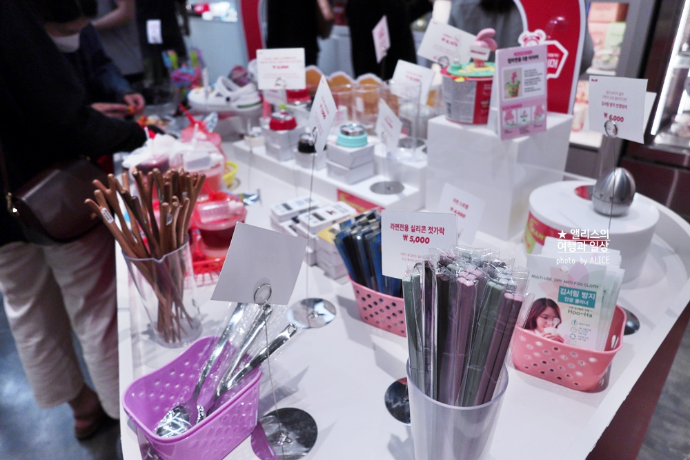 더현대서울 88라면스테이지, 라면종류는 물론 라면의 모든 것들을 구매할 수 있는 팝업스토어