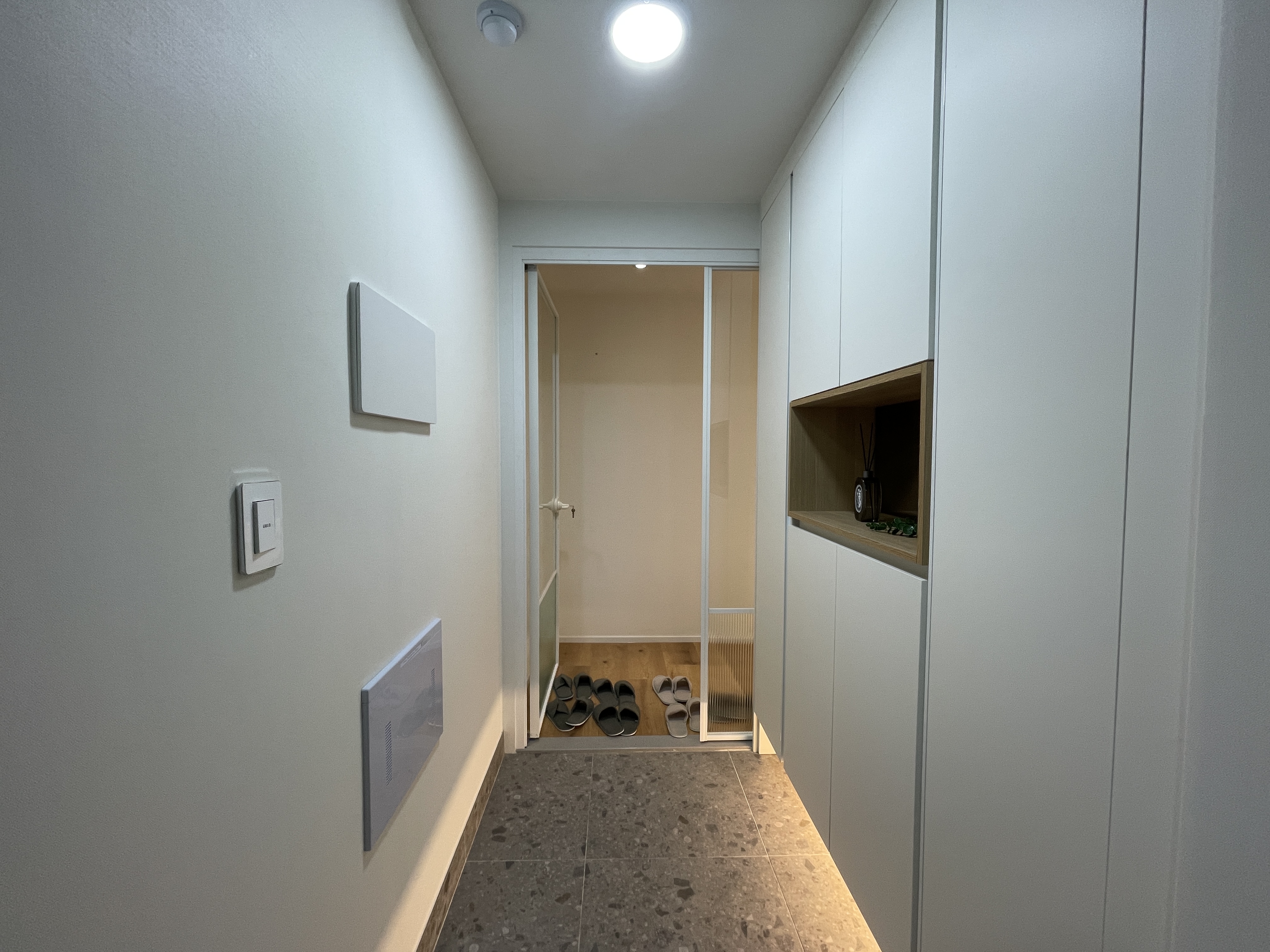 안양 신축 분양 방3개 왕테라스 풀옵션 - 현관 및 중문 안양 신축 분양 방3개 왕테라스 풀옵션 - 현관 및 중문