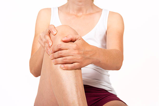 운동 하기 전에 스트레칭과 부상방지 하는 모습