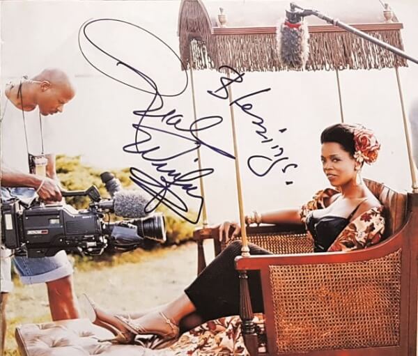 오프라 윈프리가 의자에 앉아있는 사진 위에 사인을 한 이미지