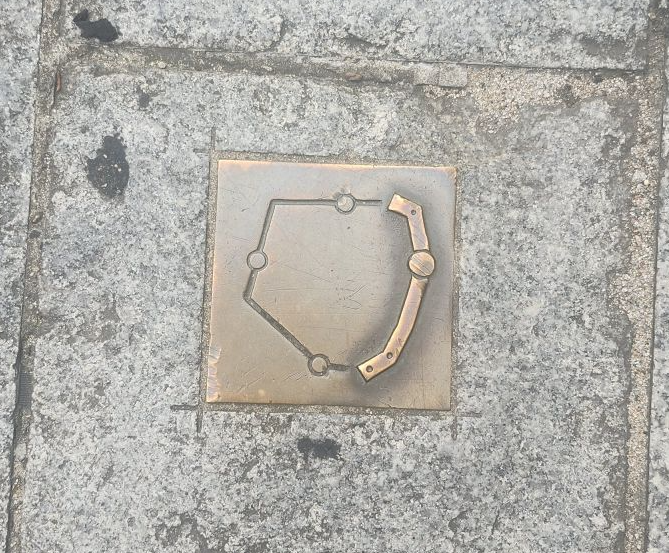 바닥에 장식된 대구 동성로 표식