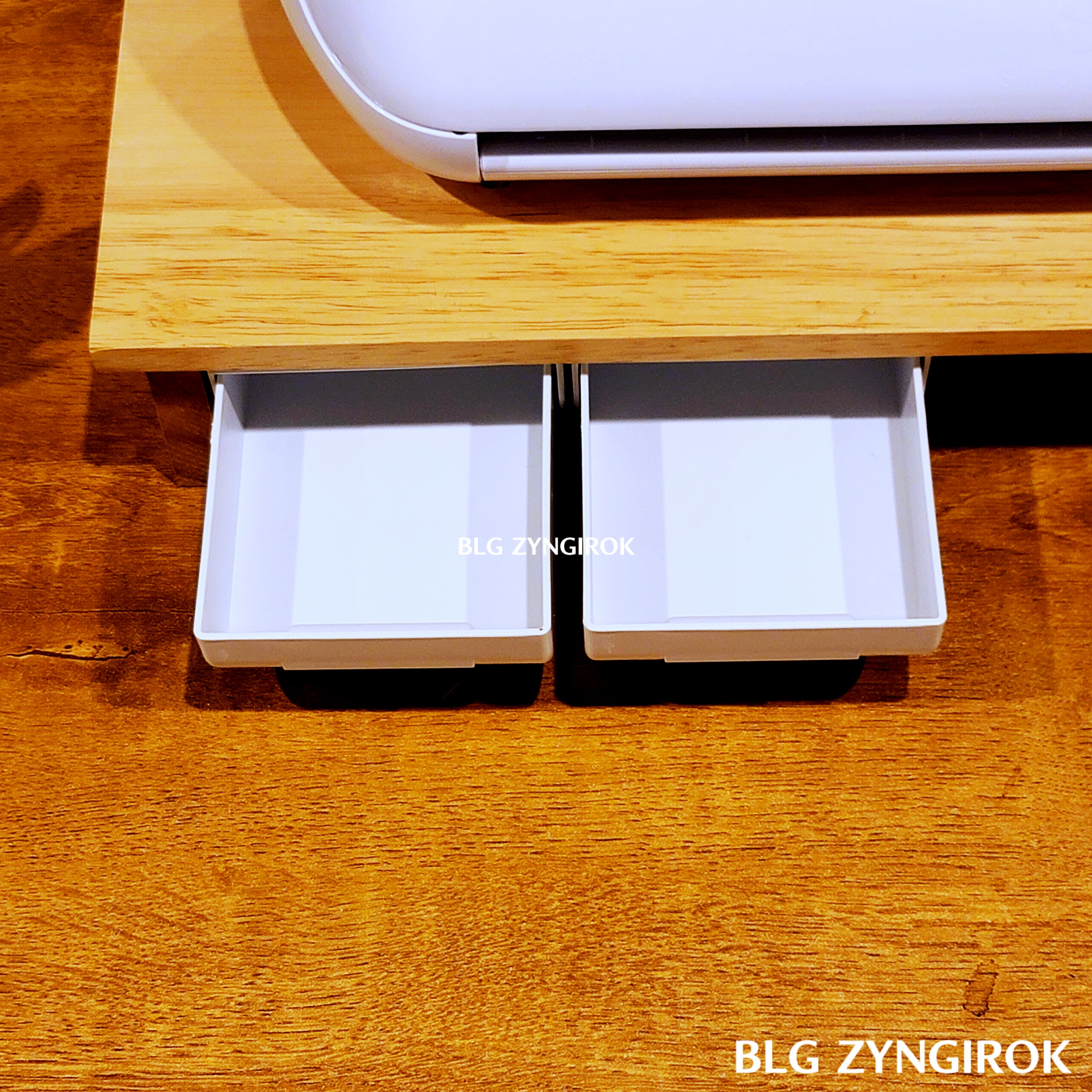 부착형-서랍을-사용하는-모습이다.-두-개의-서랍이-모두-열려있다.