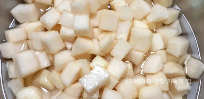 절여진-무에-생수를-넣고-헹구는-모습