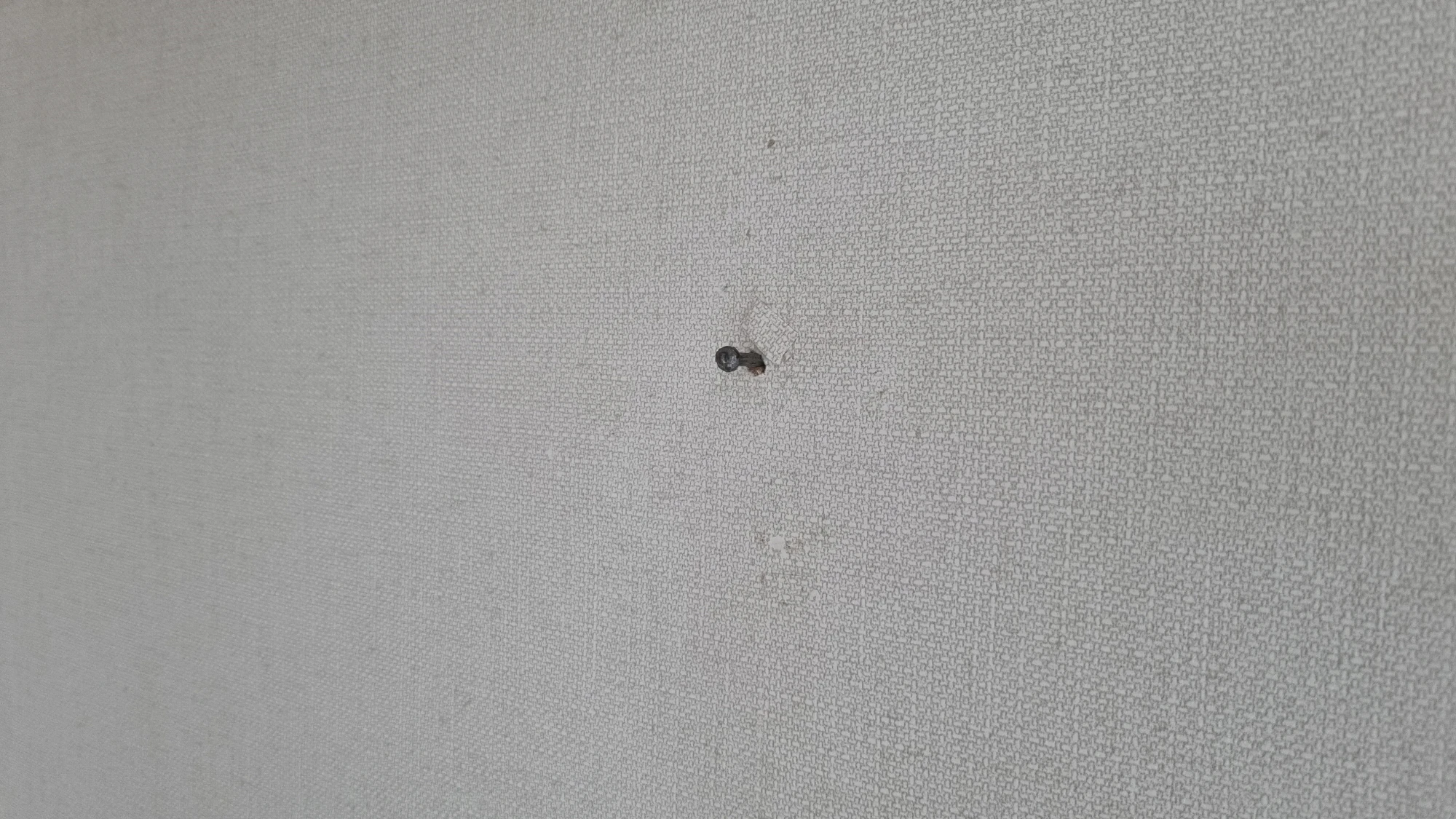 실크벽지 못구멍 못자국 보수 완료 모습