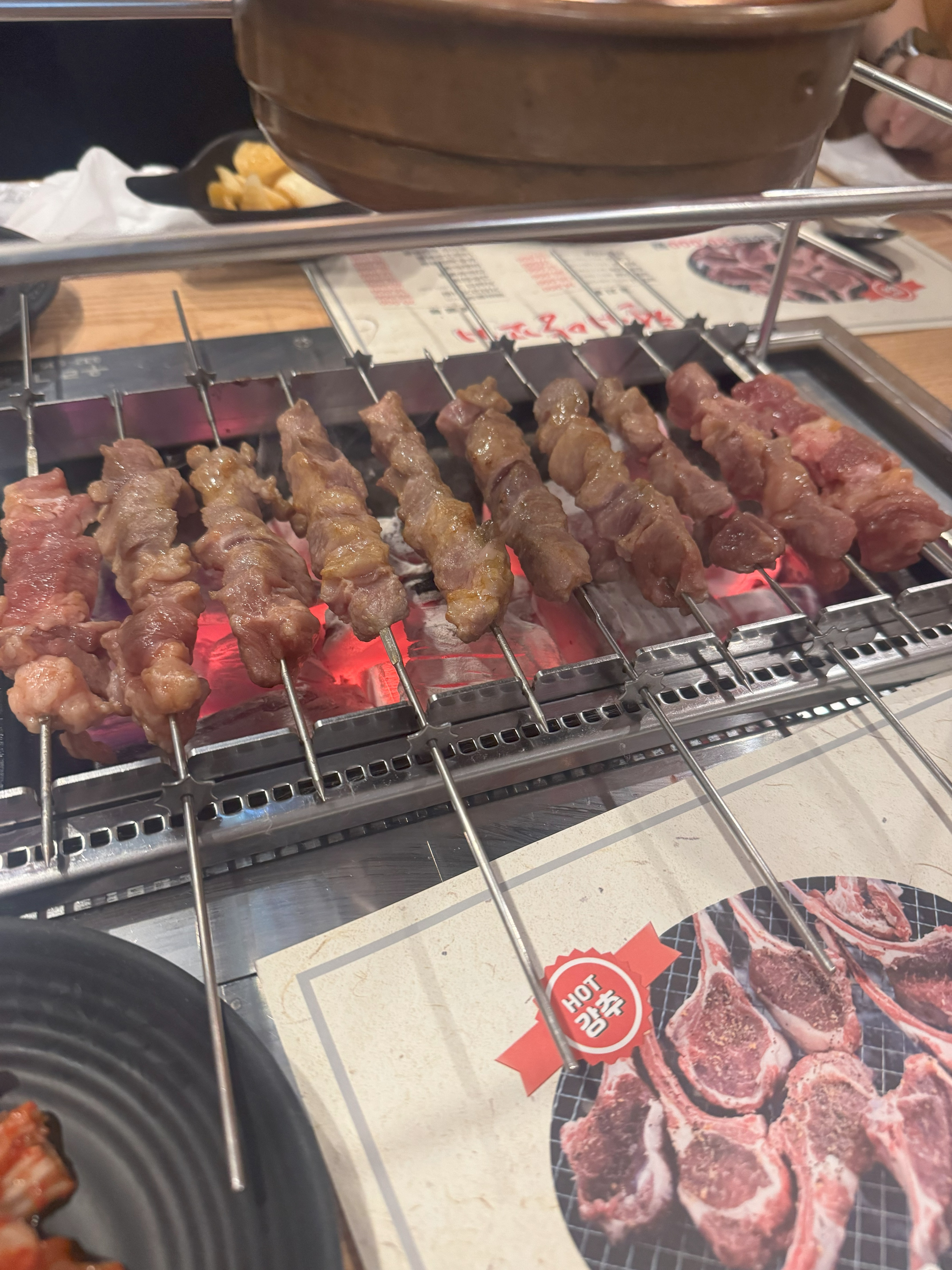 양꼬치가 숯불 위에서 익어가는 모습