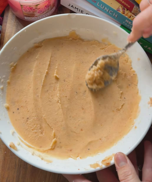 으깬 감자를 다듬는다