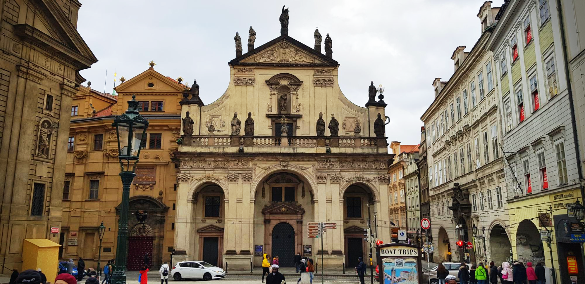 카를 교 앞 성당