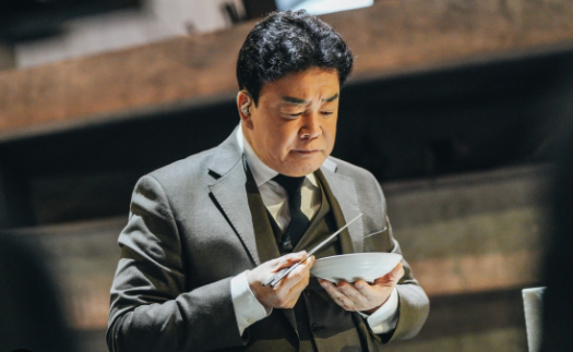 계란찜 맛있게 만드는법 : 백종원이 요리를 맛보고 있다