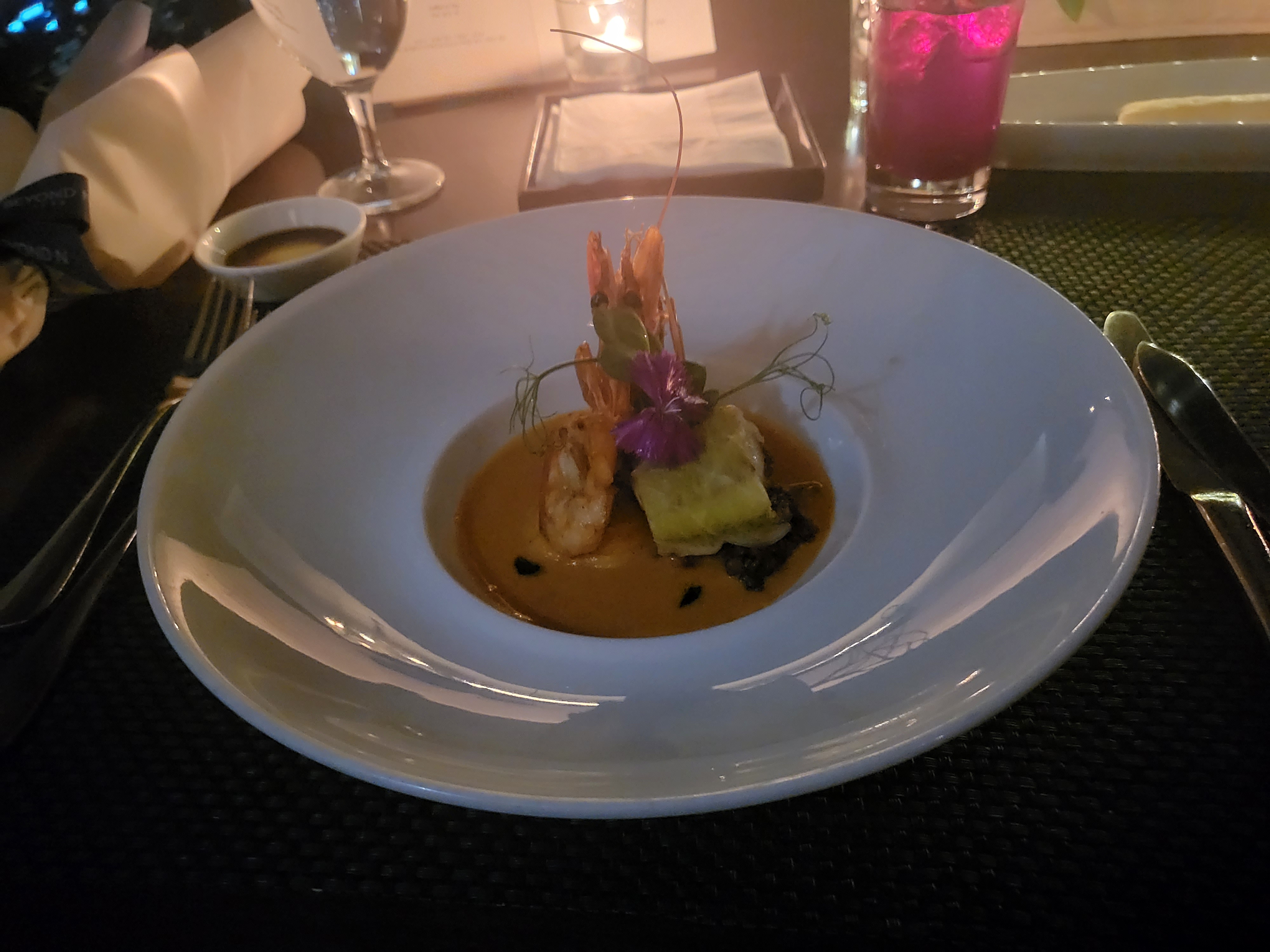 렌틸콩 살사와 배추로 감싼 흑가자미 찜과 아메리칸소스를 곁들이 통새우 구이