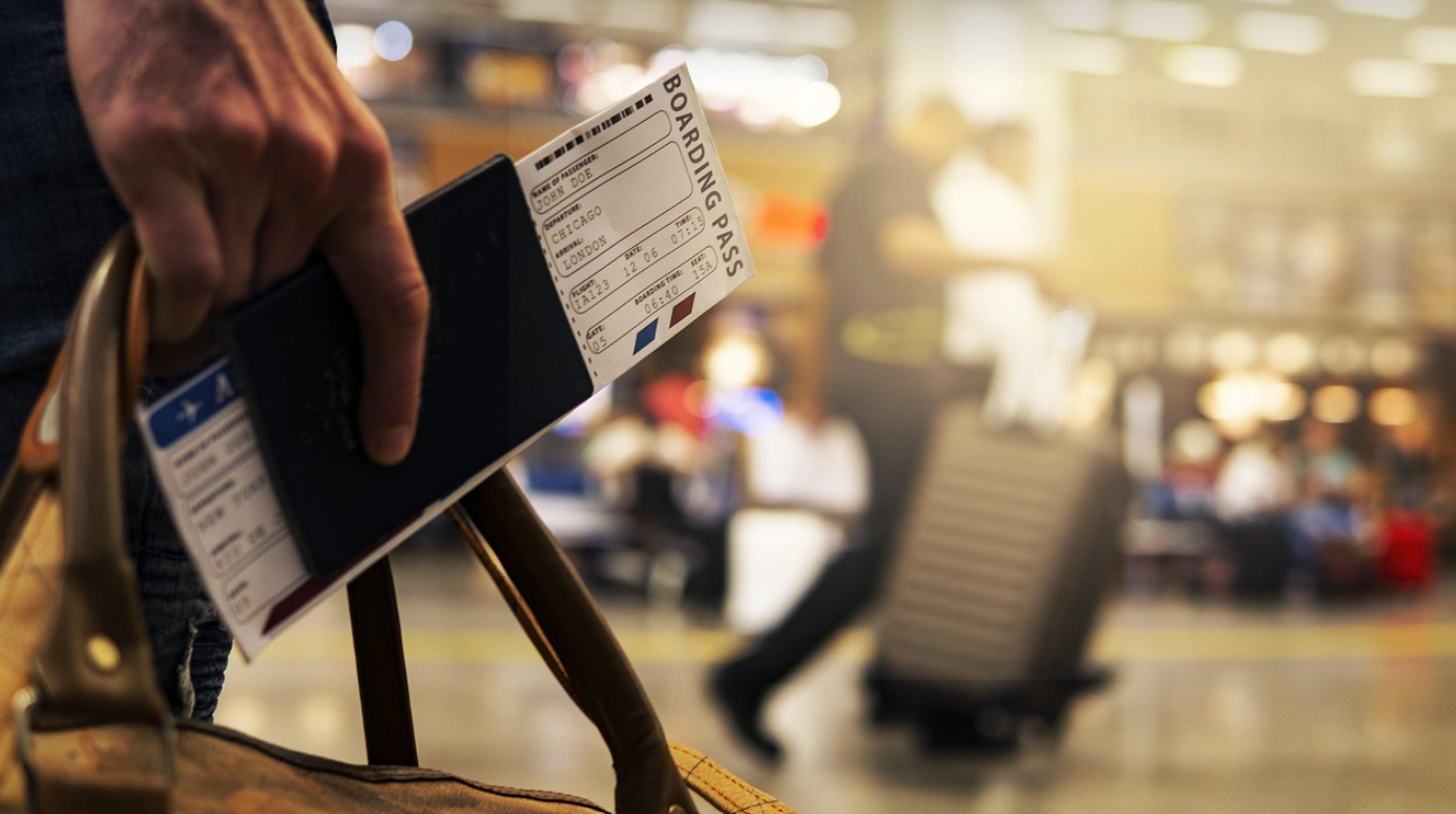 보딩패스티켓 들고 있는사진