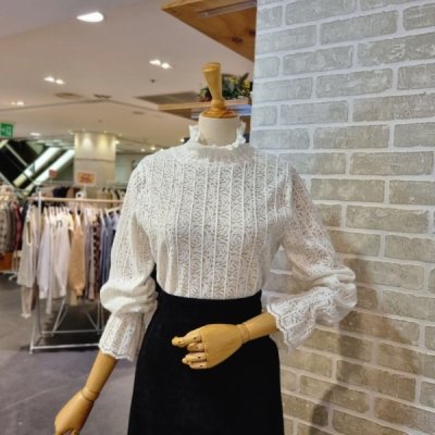 레코브 기모 프릴 블라우스 LC31BYBL566X