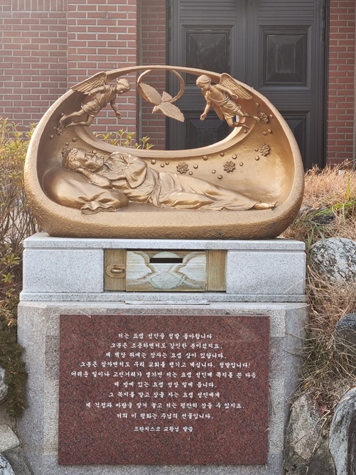 이천 장호원성당의 주보성인 노동자의 성 요셉 동상