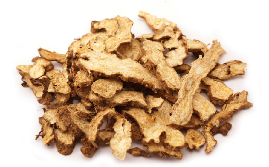 야생에서 채취를 한 삽주뿌리, 즉 백출을 깨끗하게 세척을 한 후에 건조시킨 것을 편으로 썰어서 하얀 바닥 위에 수북하게 놓아두고 찍은 사진