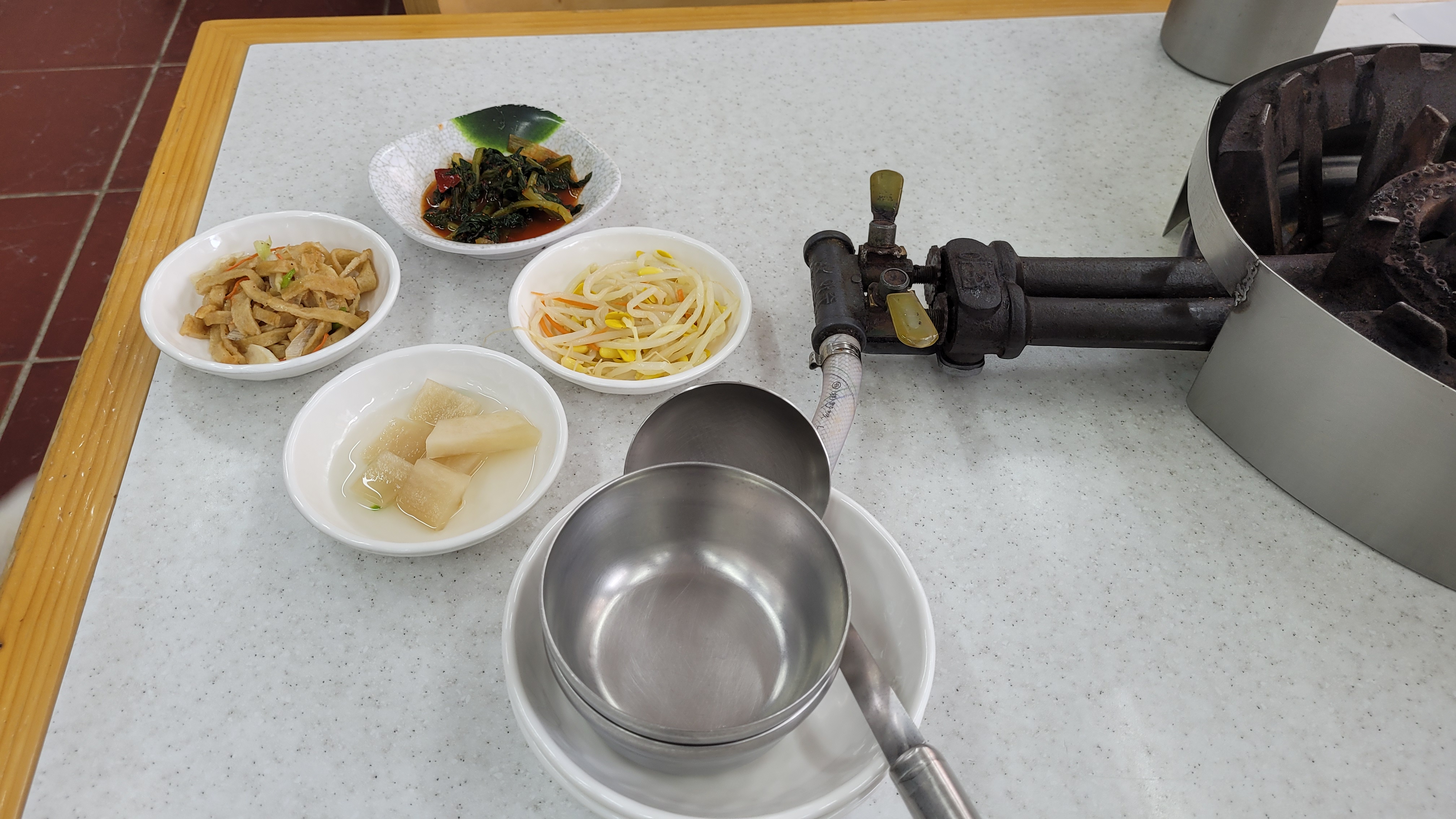 어묵 콩나물 김치가 있는 상차림