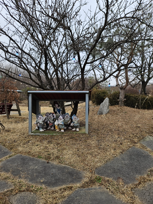 정원에 있는 조형물 - 백설공주와 일곱 난장이