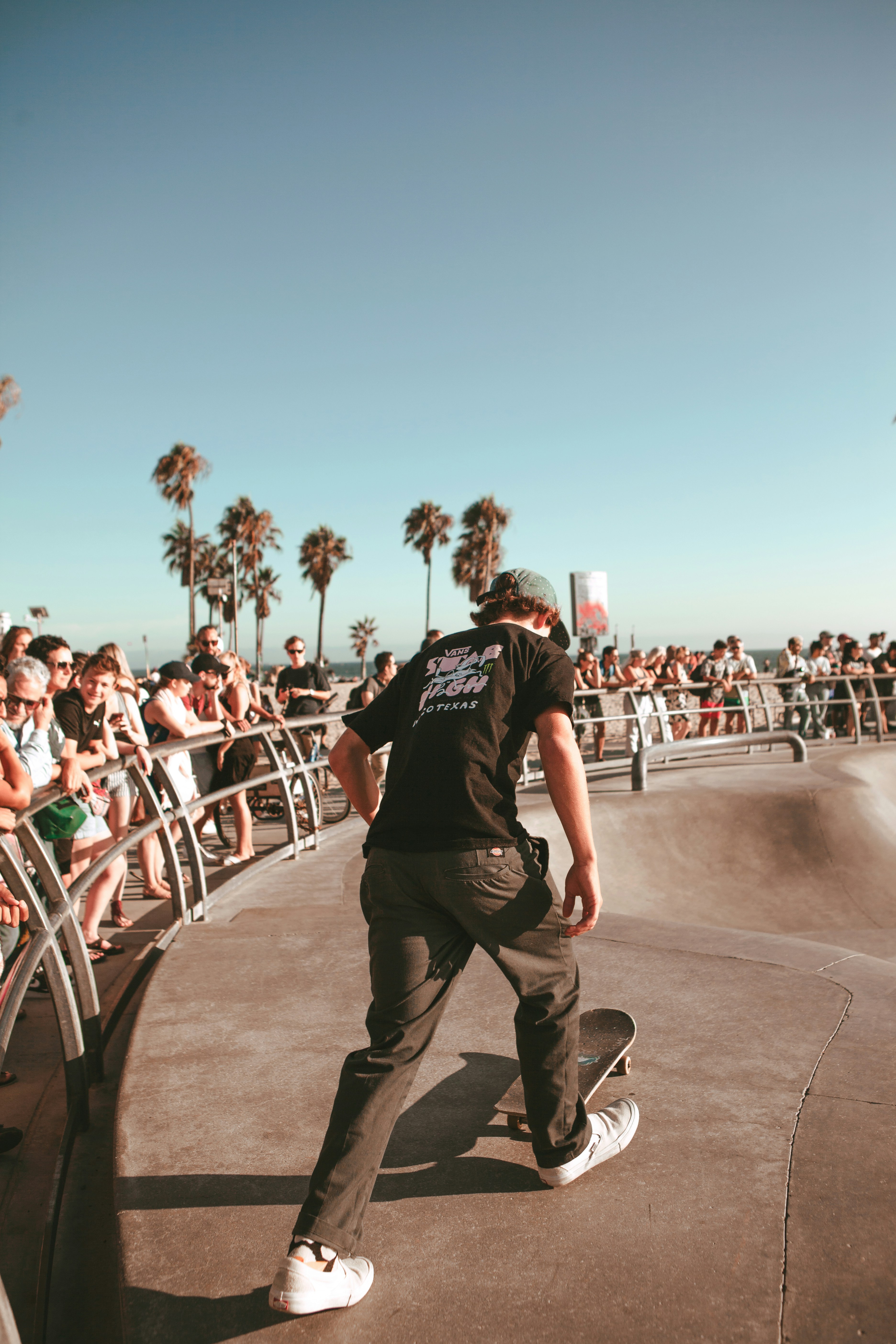 캘리포니아 로스엔젤레스 베니스 비치에서 스케이트 보드를 타고 있는 모습.