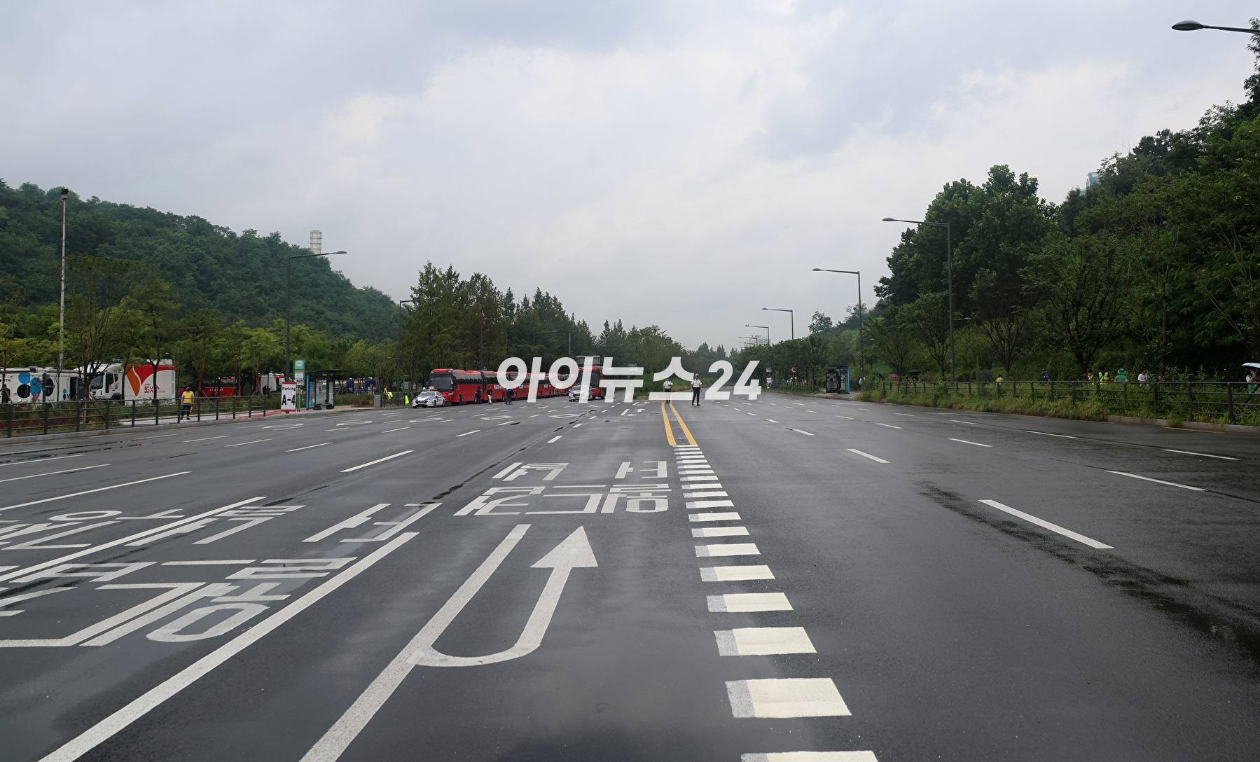 11일 오후 서울 마포구 상암동 서울월드컵경기장에 2023 새만금 세계스카우트 잼버리 폐영식에 참가하는 각국 스카우트 대원들이 도착하고 있다. [사진=사진공동취재단]