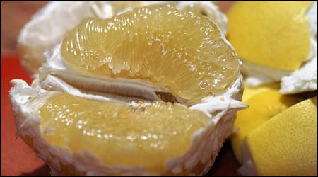 껍질을 벗긴 포멜로