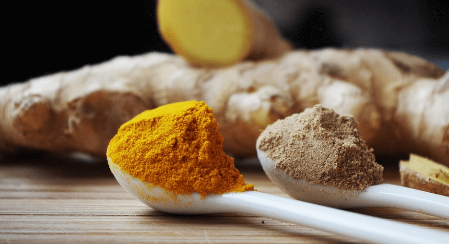 생강과 생강가루가 놓여 있다