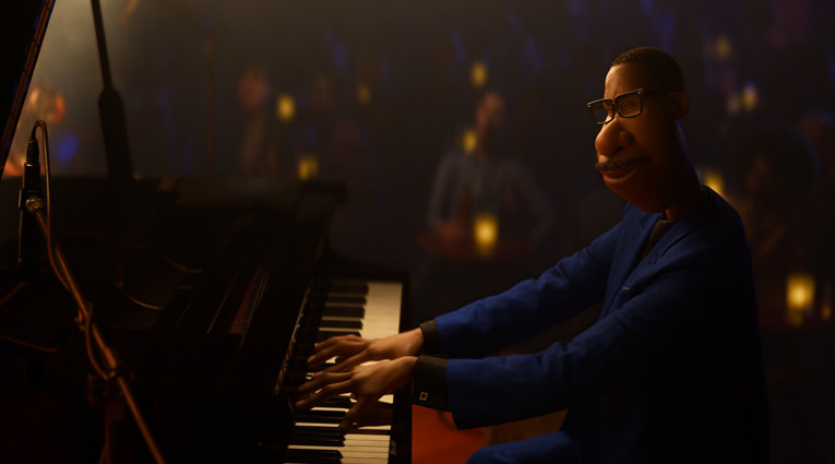 작은 재즈 클럽 무대에서 피아노를 치는 인물이 보이는 장면