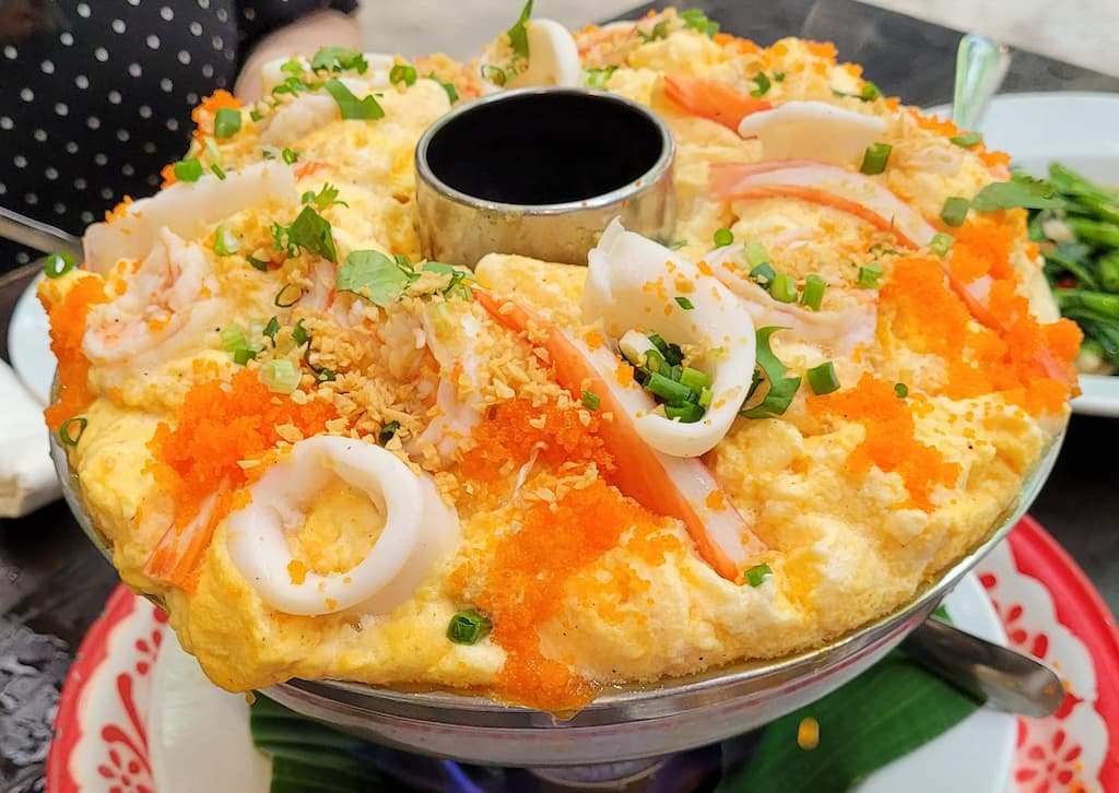 시그니처 메뉴인 볼케이노에그