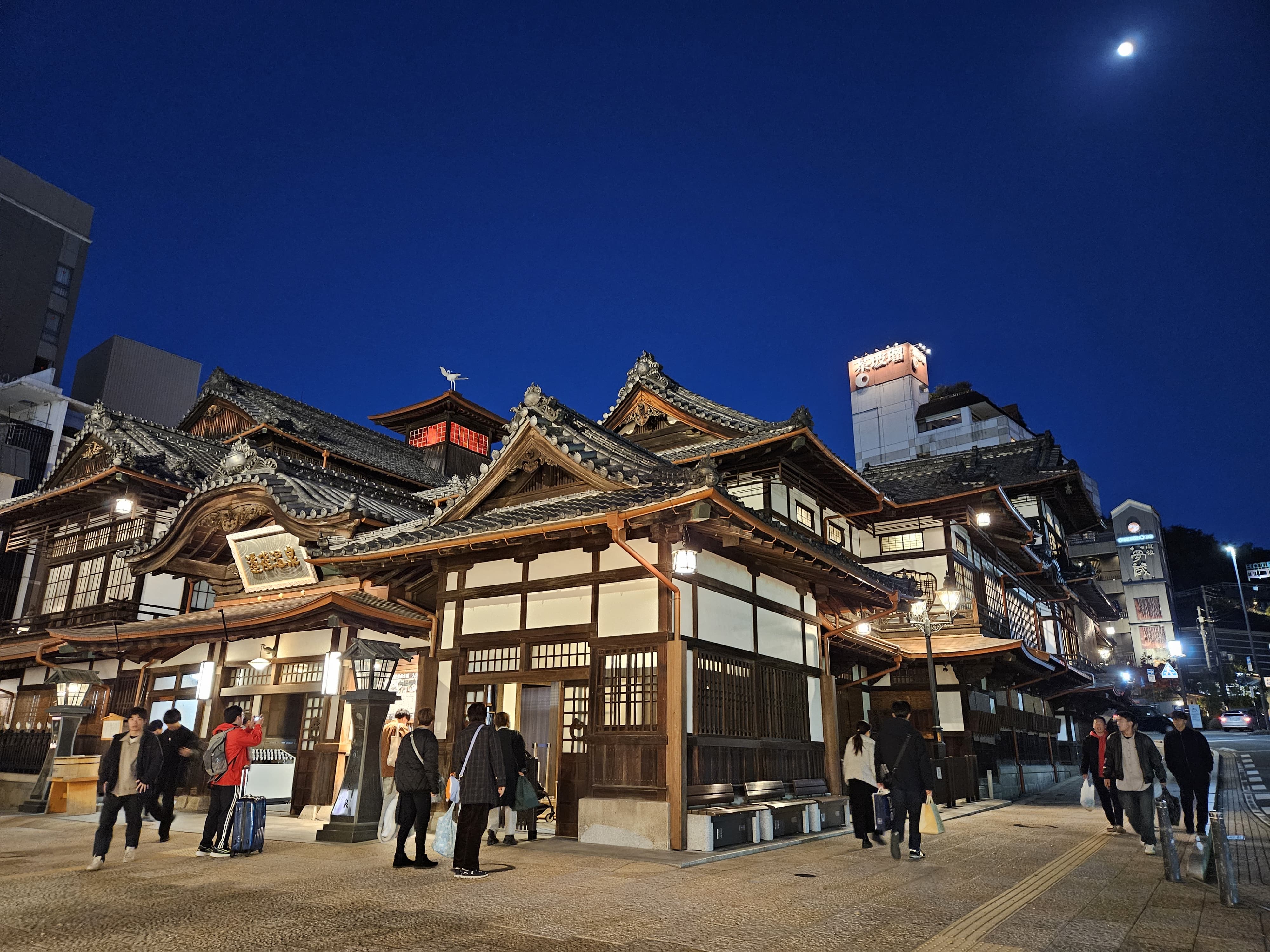 마쓰야마 도심에서 볼 수 있는 전통 건축과 현대 도시가 공존하는 장면