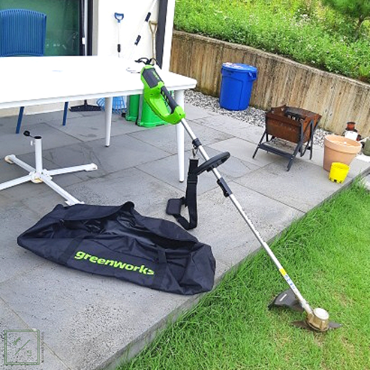 예초기가 잔디위에 놓여 있습니다.