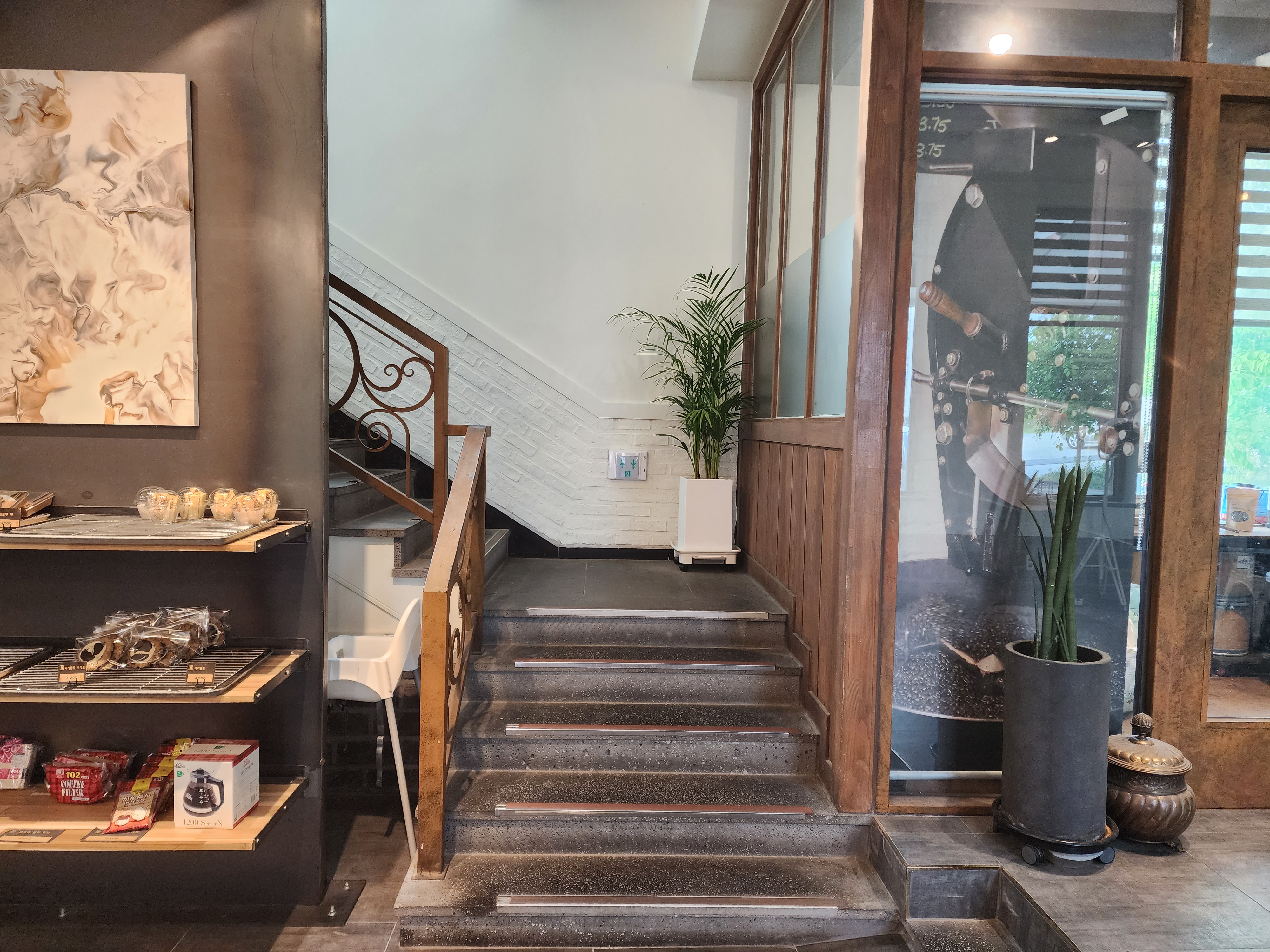 메모리 팩토리 카페 2층으로 가는 계단
