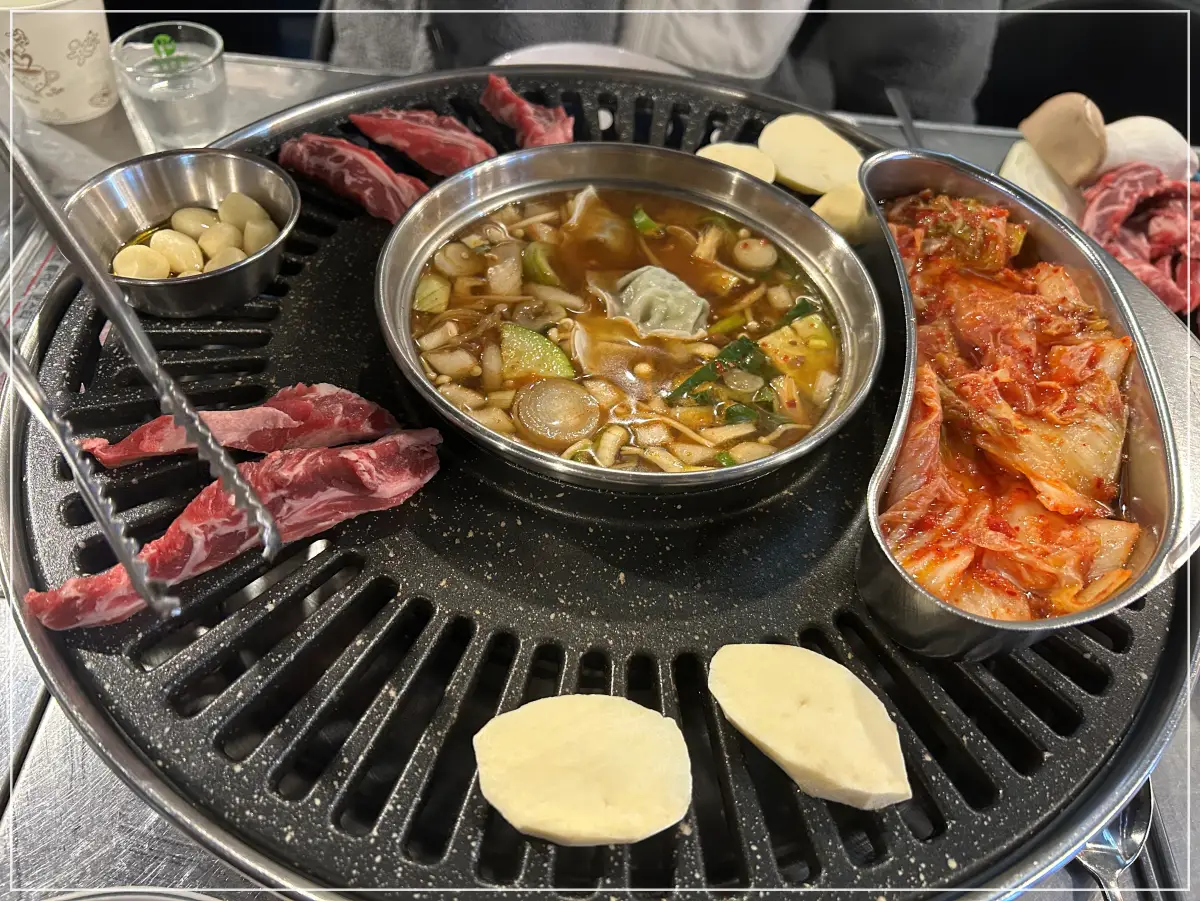 수유역-벼락고깃집-번동-불판에-구워지는-소갈비살과-된장찌개-김치굽는-사진