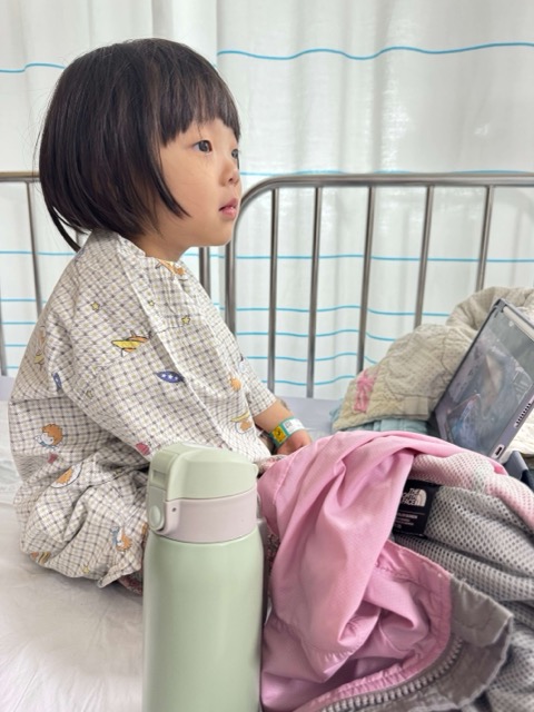 병원복입은 여자아이