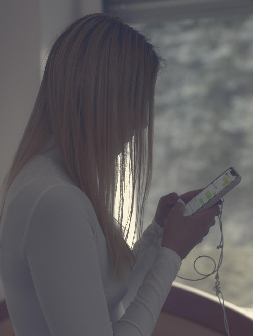 휴대폰 메시지 창을 바라보는 장면 관련 사진