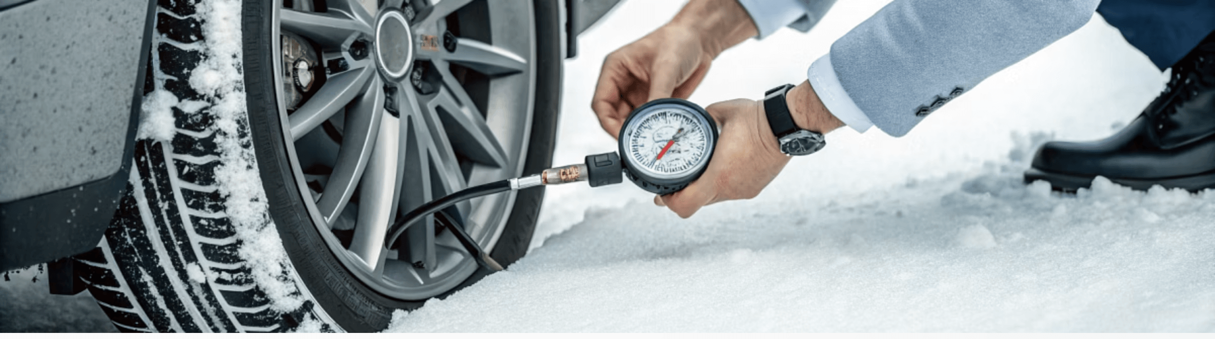 타이어 공기압을 확인하고 있는 이미지