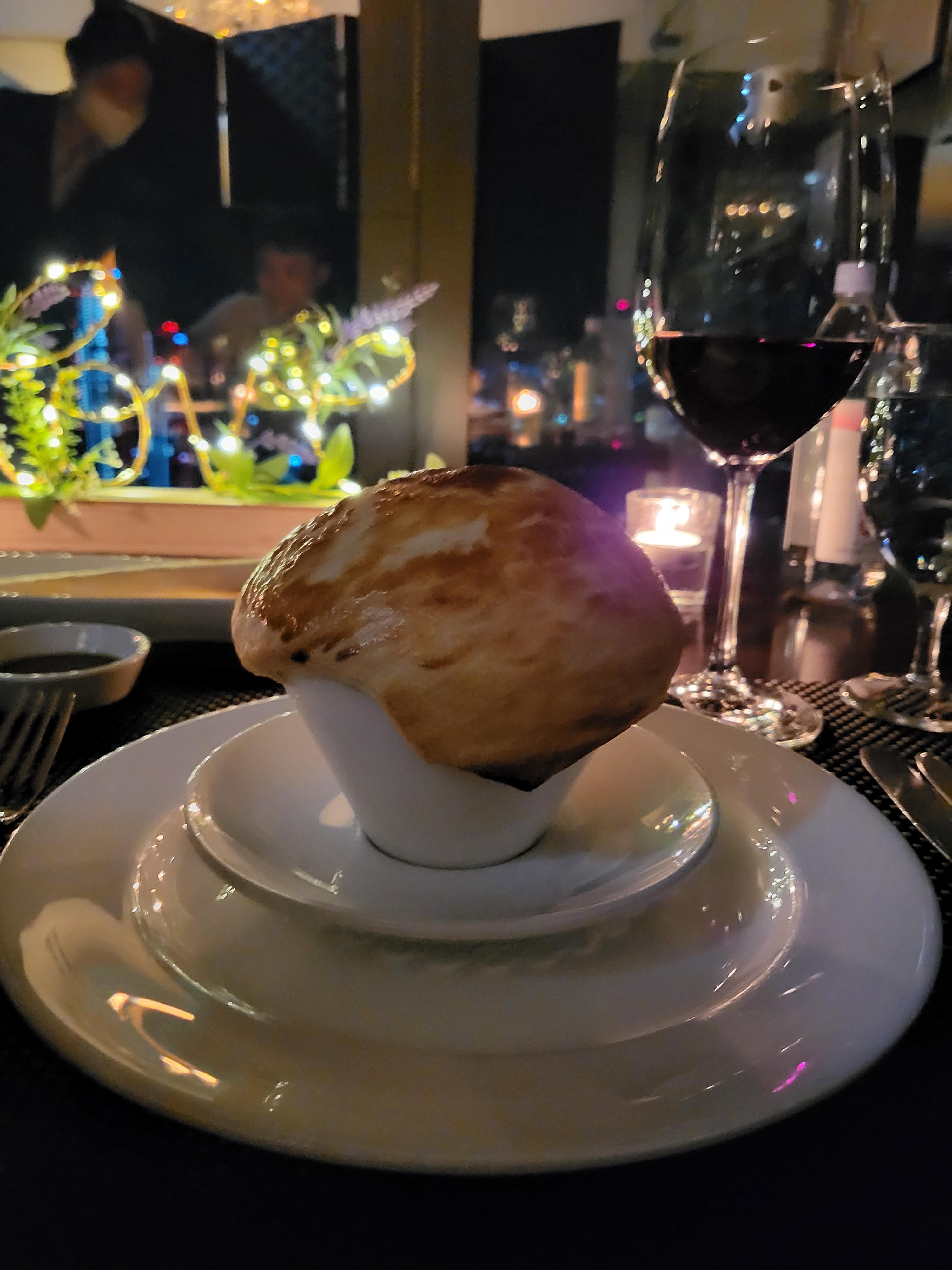 파이로 감싸 구운바닷가재 비스크 스프