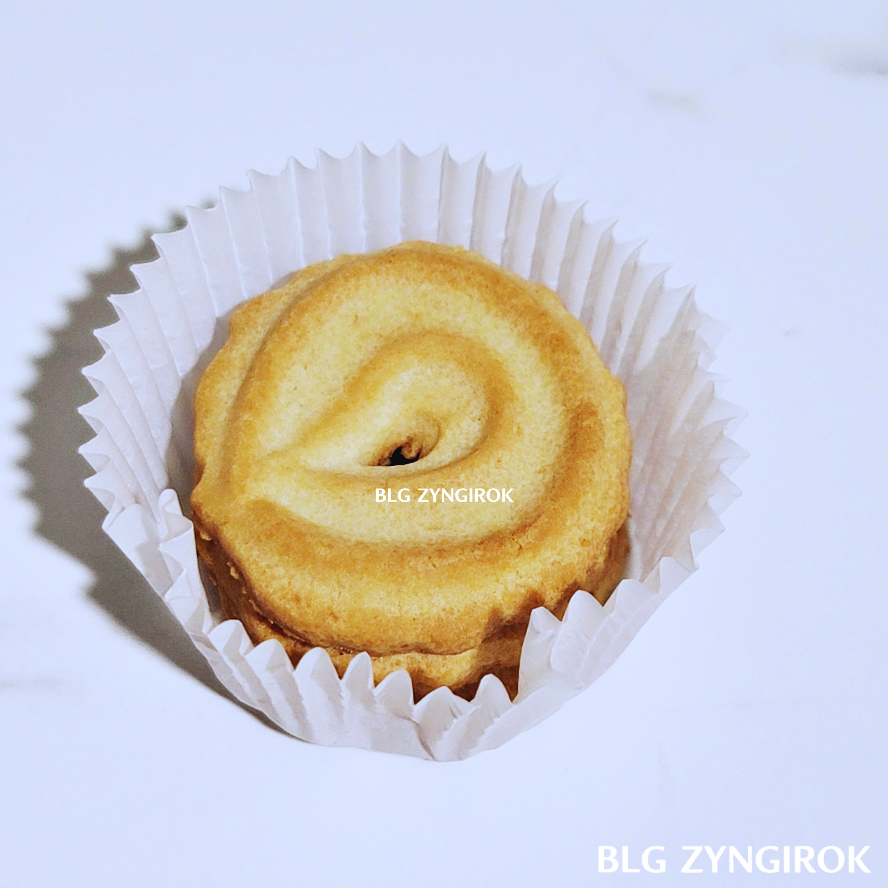 베이킹 페이퍼에 담겨있는 버터쿠키 모습이다.