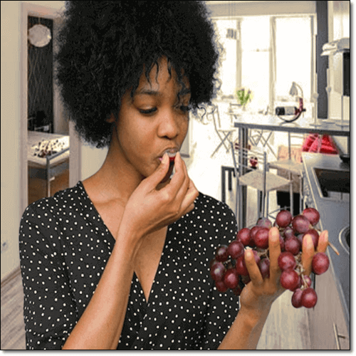 AMPK 효소 활성에 좋은 음식, 포도 먹는 여성