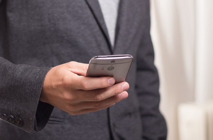 여론조사 전화 차단 통신사별 수신거부 방법과 관련된 휴대폰을 들고 있는 사람 손 사진