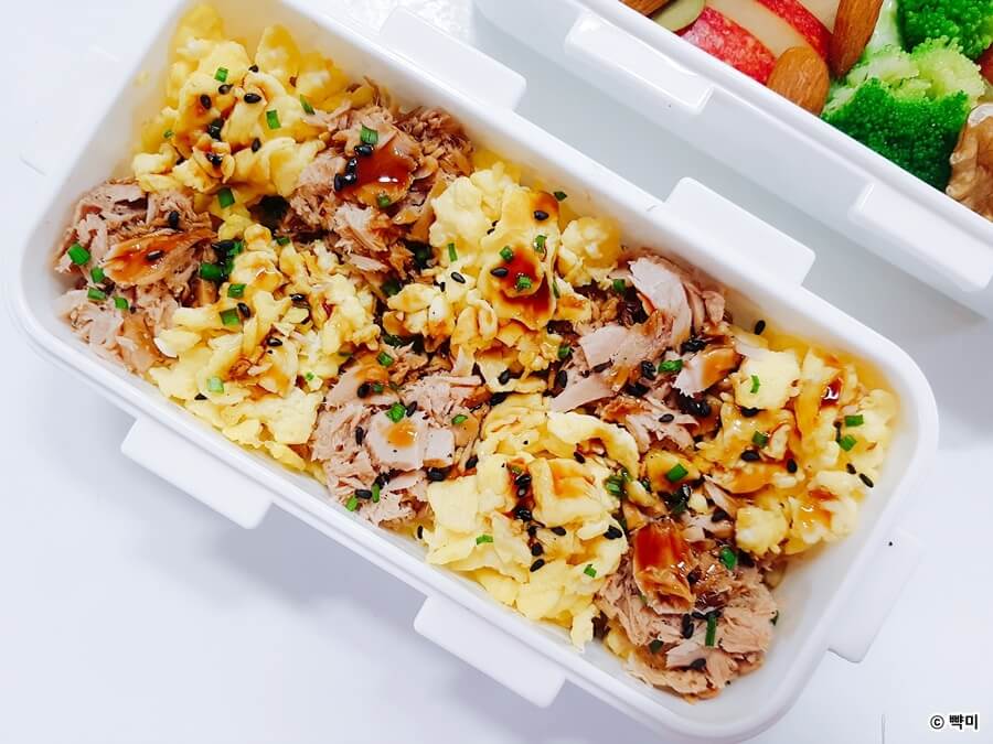 참치 스크램블에그 덮밥 위에 소스를 뿌린 클로즈업 장면