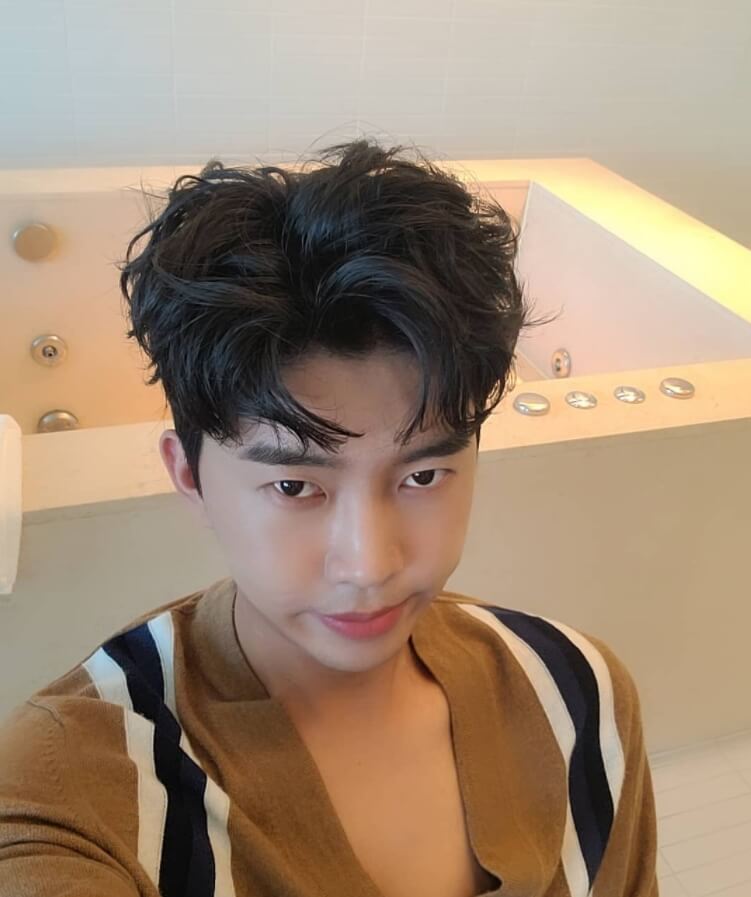 가디건을입고있는-남성의모습