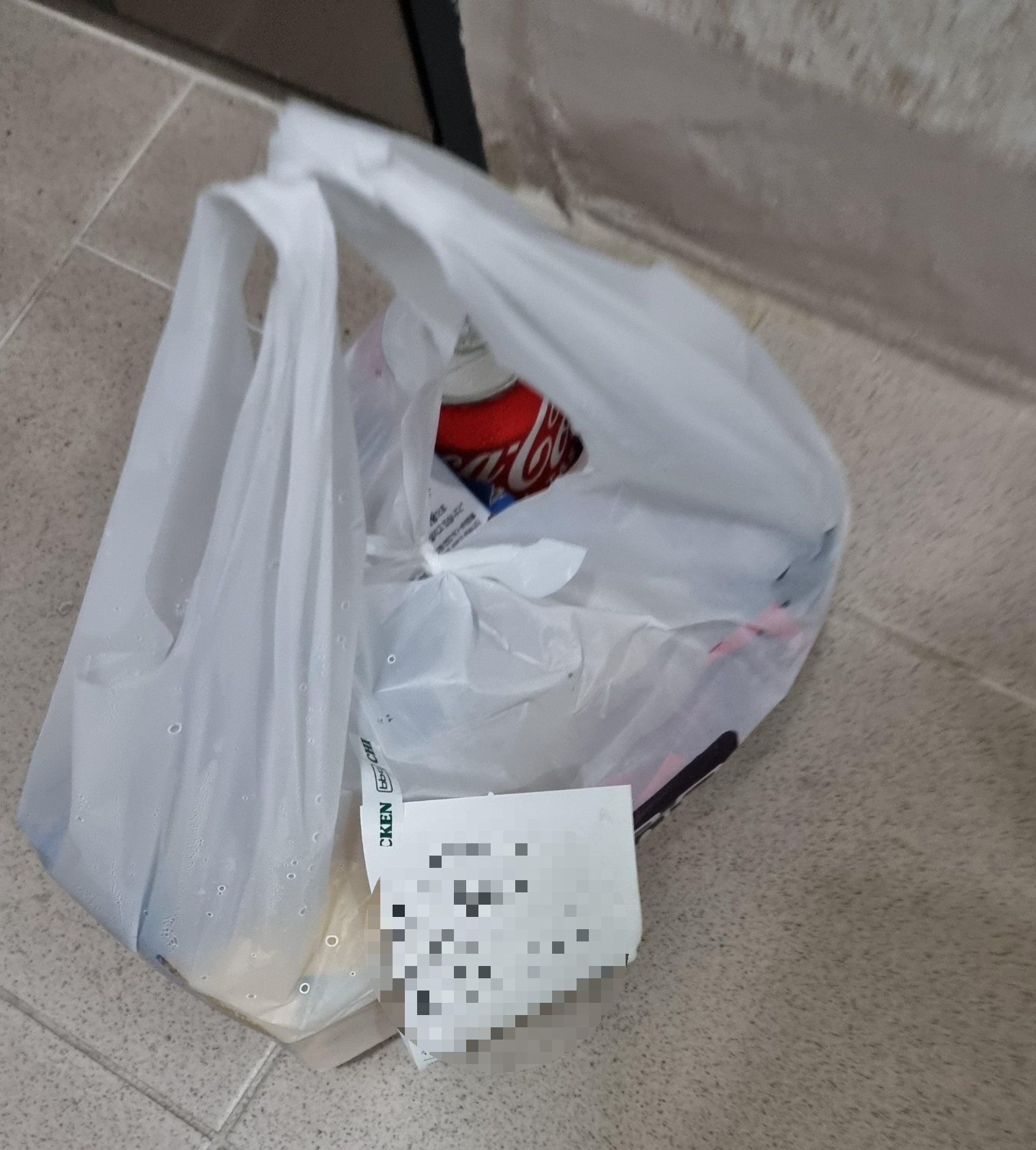 문앞에 음식 놓고 주문 고객에게 연락함