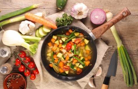 야채 수프와 식재료.